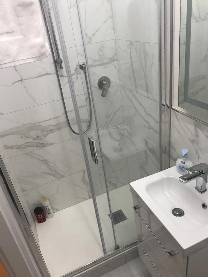 Tra Le Torri B&B - Ampia Stanza Privata In Appartamento Con Bagno Privato Accessibile Da Corridoio ボローニャ エクステリア 写真