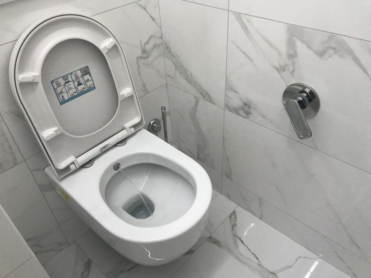 Tra Le Torri B&B - Ampia Stanza Privata In Appartamento Con Bagno Privato Accessibile Da Corridoio ボローニャ エクステリア 写真