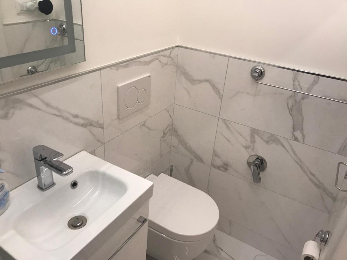 Tra Le Torri B&B - Ampia Stanza Privata In Appartamento Con Bagno Privato Accessibile Da Corridoio ボローニャ エクステリア 写真