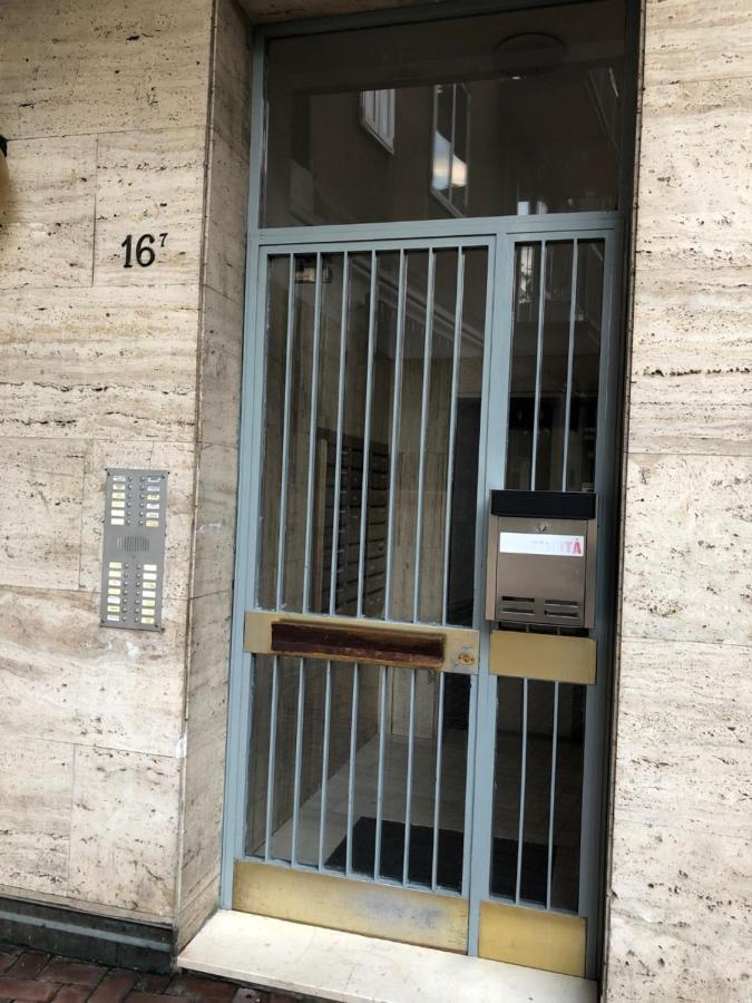 Tra Le Torri B&B - Ampia Stanza Privata In Appartamento Con Bagno Privato Accessibile Da Corridoio ボローニャ エクステリア 写真